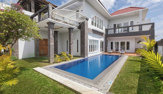 Stunning, 5-Bedroom Villa with GWK View in Ungasan