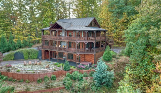Stunning Forested Views, Hot Tub And A Pool Table in Blue Ridge