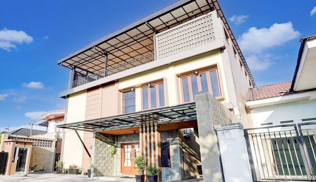 Stylish DBL Suite Escape W/Free WiFi and Parking in Padang