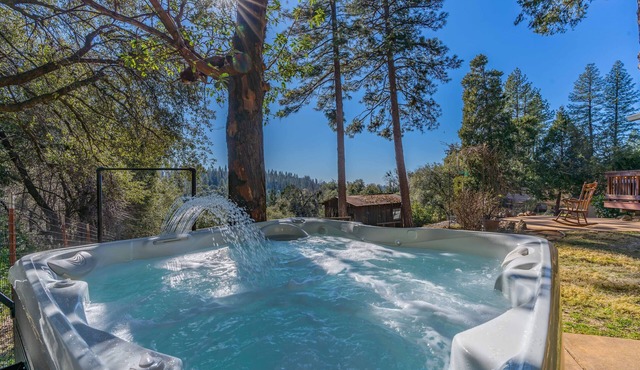 Stylish Home, Stunning Views and Private Hot Tub! in Pioneer