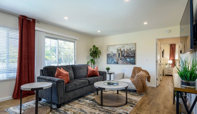 Sunny 2-bedroom near Standford Hospitals with sparkling Pool in Redwood City