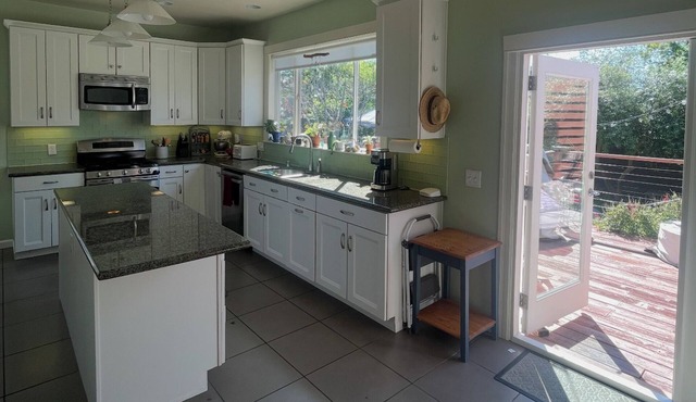 Sunny Oasis: Spacious 2-bedroom house w/beautiful backyard on a peaceful block in Oakland