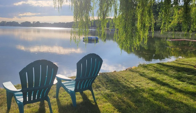 Sunset Lake House w Hot Tub, 4 fireplaces & kids bunkroom! in Oconomowoc