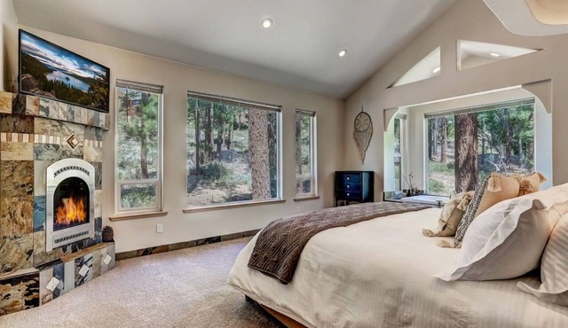 The Boho Alpine Hangout |Hot Tub| BBQ|Sleeps 10 in Glenbrook