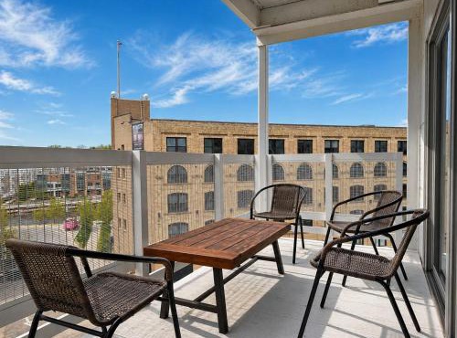 The Brady Corner Suite - Near Fiserv with Balcony - Sleeps 4 in Milwaukee
