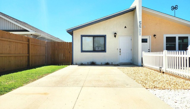 The Sand Dollar King Bed 6 Min Walk to Beach! in Panama City Beach