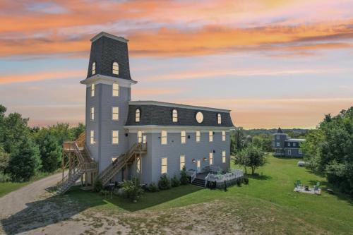 The Starlight Tower Manor, River, Arcades, Observatory, Theater in Fort Atkinson