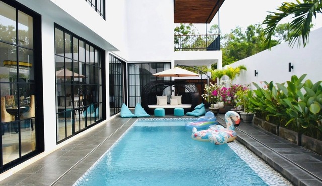 The W House, Luxury Villa 5 minutes from the beach