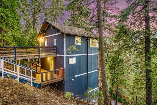 Tree-Lined Lake Arrowhead Cabin ~ 1 Mi to Village! in Lake Arrowhead