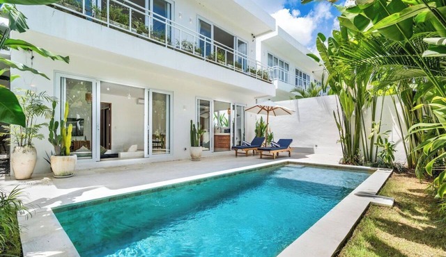 Tropical 3BR Canggu Stay w Pool, Balcony & Office in Kuta Utara