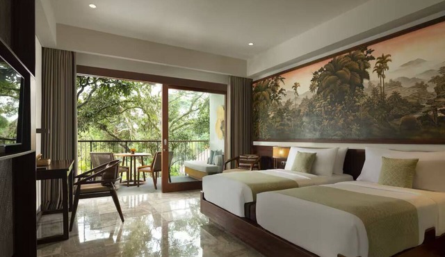 Tropical Ubud Hideaway with Private Balcony, Local Artistry & Modern Comfort in Kabupaten Gianyar