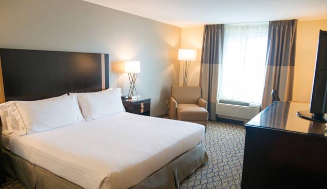 Ultimate Room for Staycation! Free Breakfast in Chanhassen
