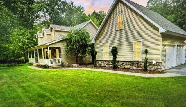 Vacation/Executive rental . Charming 3-bedroom furnished house in Mountain Top in Mountain Top