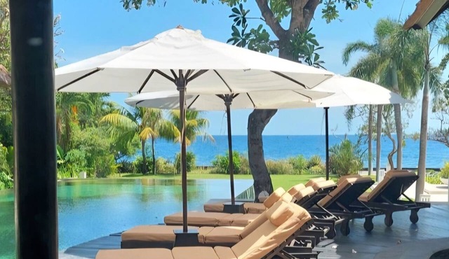 VILLA TERANG BULAN: Luxury Private 4BR Tropical Beachfront Villa w/Staff & Pool