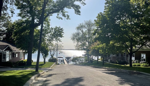 WALK DOWNTOWN, WALK TO CITY BEACH, CITY PARK, RESTAURANTS, BARS, & SHOPPING in Clear Lake