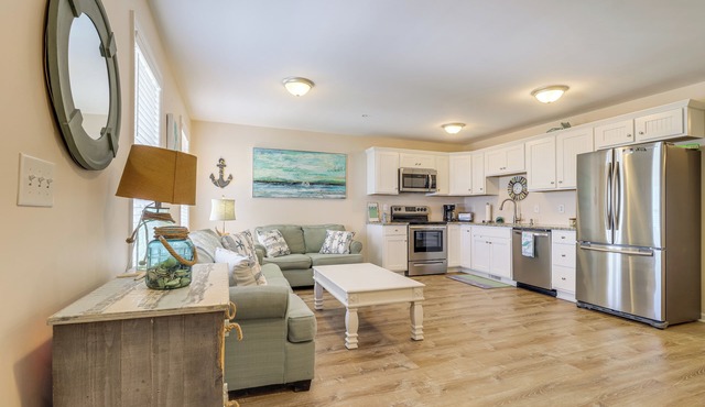 Walk to Beach: Family-friendly Surf City Condo! in Holly Ridge
