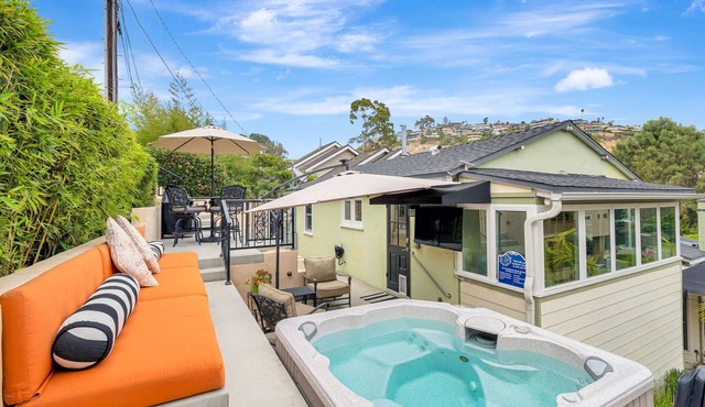 Walk to beach &town! Location is amazing! Hot tub&large deck! No need for a car! in Laguna Beach