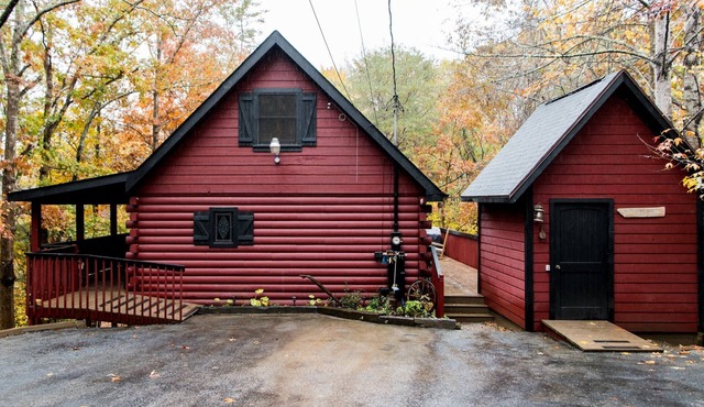 Welcoming Rustic-Style Retreat with Screened in Hot Tub & Indoor Jacuzzi in Pigeon Forge