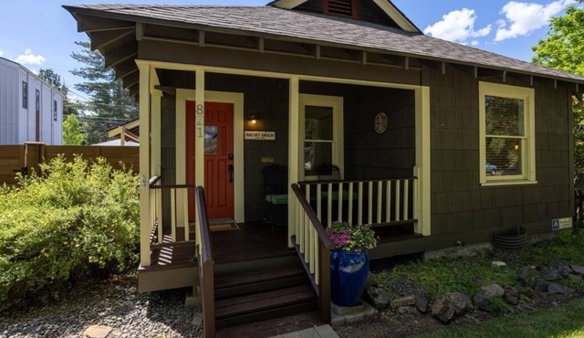 West Side Bungalow │Cali King Bed │Walk Everywhere │Hot Tub │One Block to River in Bend