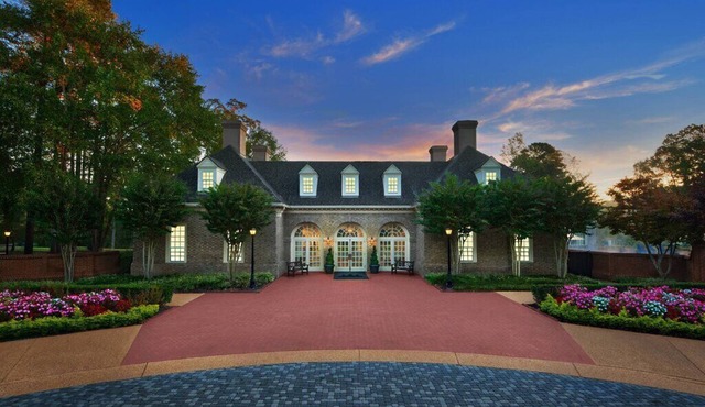 Williamsburg | Couples Historic Weekend | Pool + Golf in Williamsburg