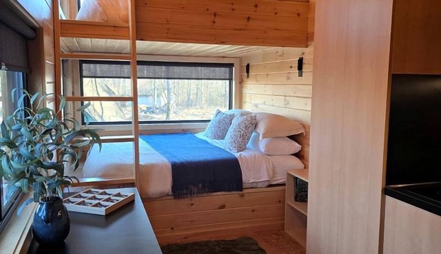 Willow: Modern Eco-Pod Retreat in Pennsylvania Forest in a Tiny Cabin with Scenic Views in Quakertown