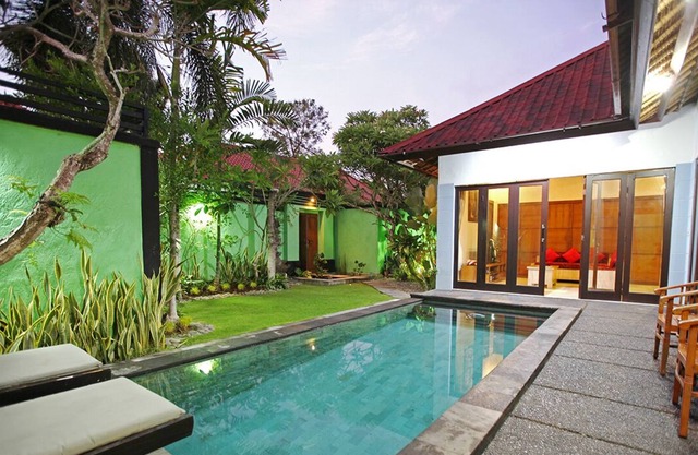 8 Ensuite Bedrooms, 3 Private Villas, Sleeps 16