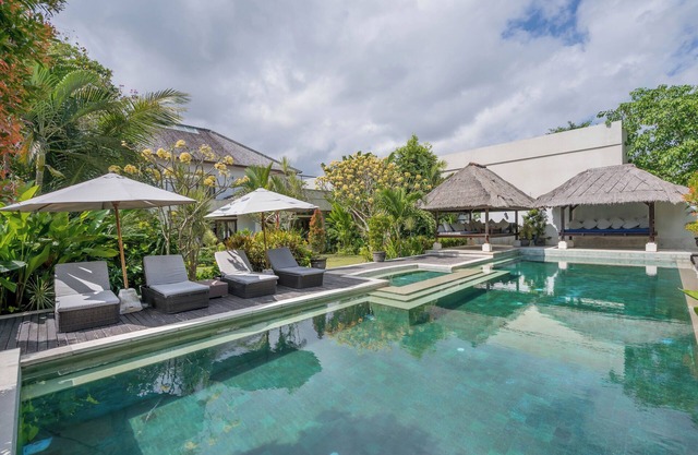 Beach Club House, 7 Bdrm, Close To Beach, Sunsets