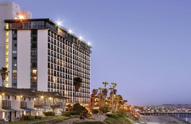 Beachfront 2 bedroom luxury condo with a stunning ocean view in San Diego
