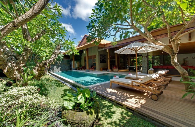 Luxury 4BR Villa By The Beach, Seminyak! - Chill By The Pool During A Sunny Day