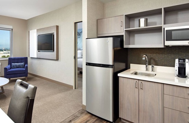 Make Magical Memories! 2 Serene Units, Outdoor Pool, Walk to Anaheim Gardenwalk! in Anaheim