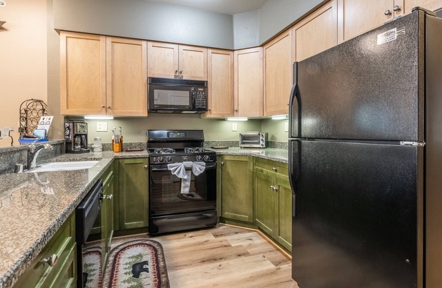 Mammoth Green #105 - Nearly Ski-in Ski-Out Updated 2 Bedroom 2 Bath, Sleeps 6 in Mammoth Lakes