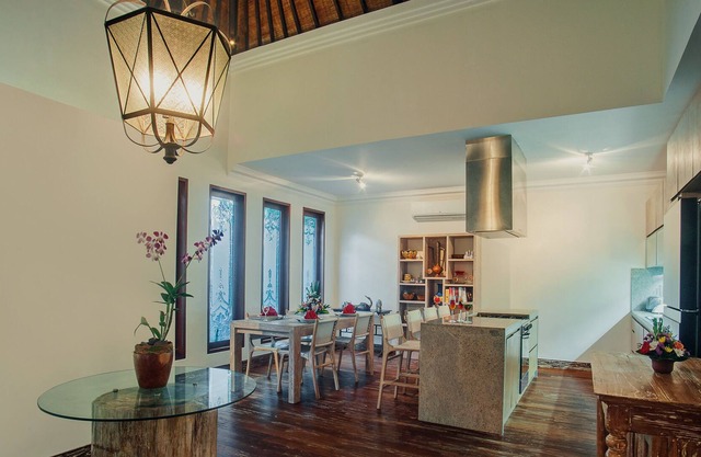 Private Sanctuary with Pool and Media Room - CHSE