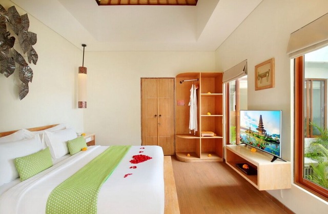 Romantic 2 Bedroom Villa + Jacuzzi in Legian (4);