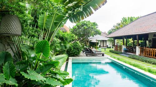 Spacious 4BR Private Estate w-Big Garden and Pool Central Seminyak in Seminyak