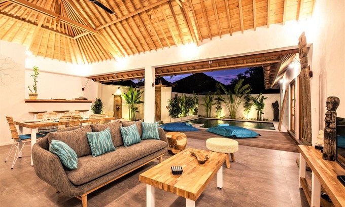 Petitenget Villa | ❤2 Pools & 4BR❤6" BEACH❤12pax❤SUNDECK❤Close to Potato Head Beach Club