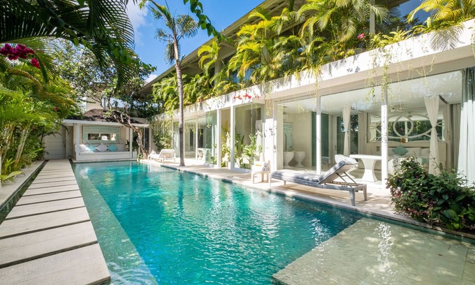 Berawa Villa | 5BR White Pool Villa, Close to Beach | Puro Blanco