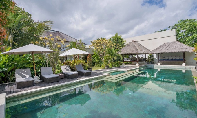 Berawa Villa | Beach Club House, 7 Bdrm, Close To Beach, Sunsets