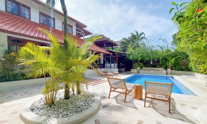 Laksmana Villa | Highly Appreciated Antique style villa near the Beach and Restaurants