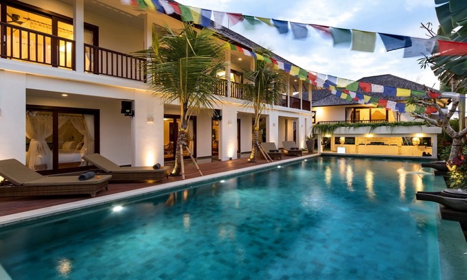 Berawa Villa | Luxury 7BR villa - Minutes away from the beach AND famous FINNS beach club!
