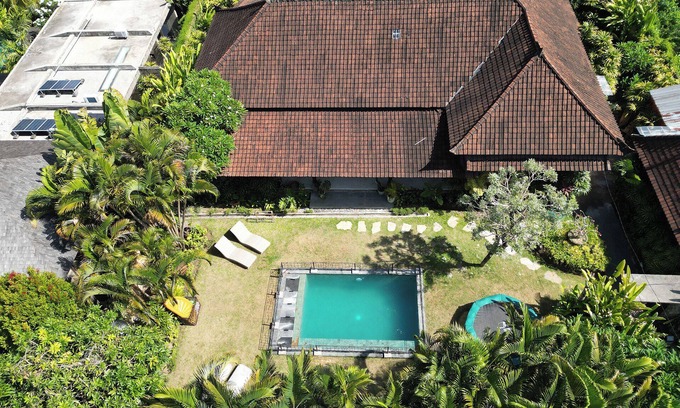 Berawa Villa | Spacious villa in Berawa, Canggu. Large & green garden, pool, AC and trampoline!