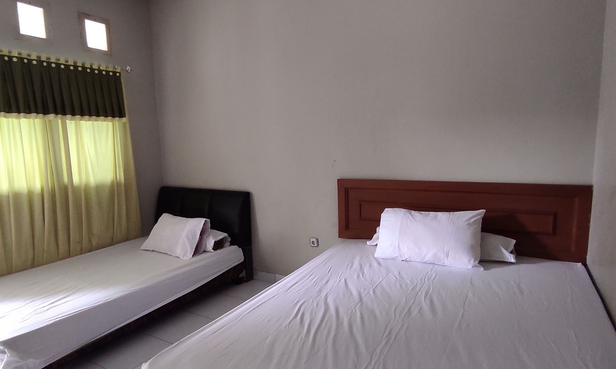 Enrekang Hotel | OYO 93051 Wisma Syariah Buloe Near Lapangan Abubakar Lambogo Batili Enrekang