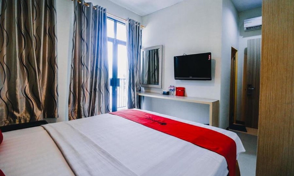Makassar Hotel | RedDoorz Plus near Sultan Hasanuddin Airport