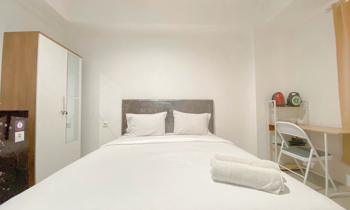 Jatingaleh Apartment | Simple White Accent Studio At Apartment Paltrow City
