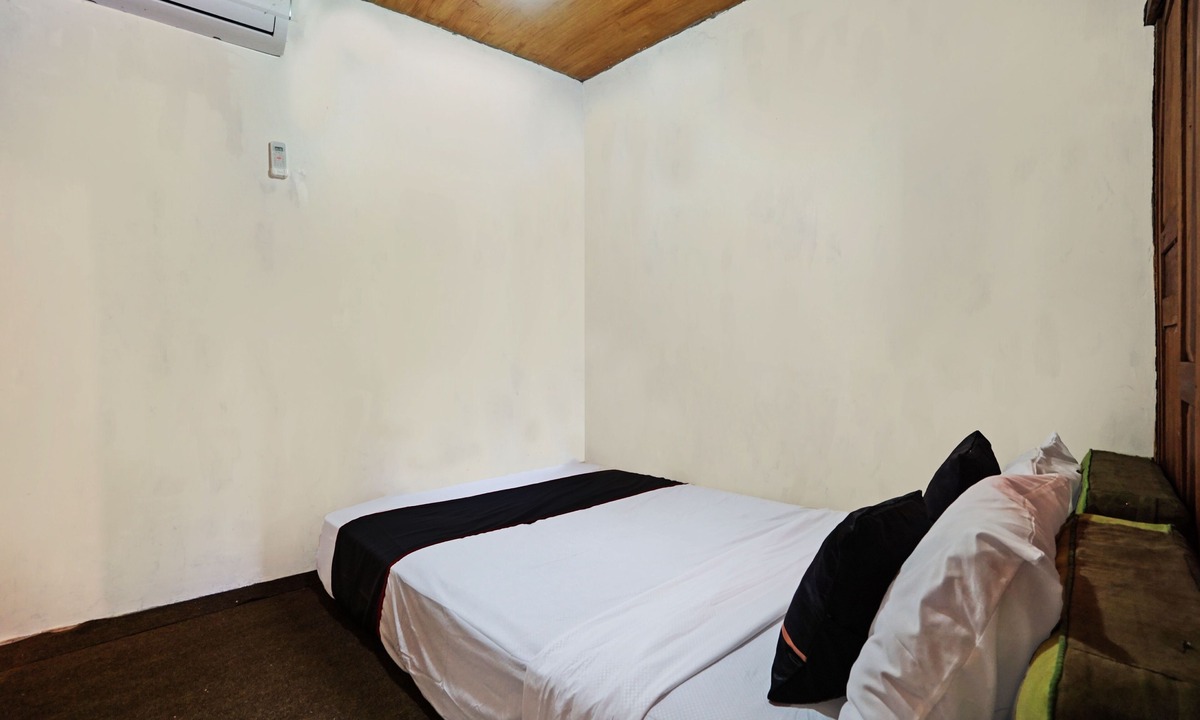 Klojen Hotel | Capital O 93238 Lembah Mbalong Resort