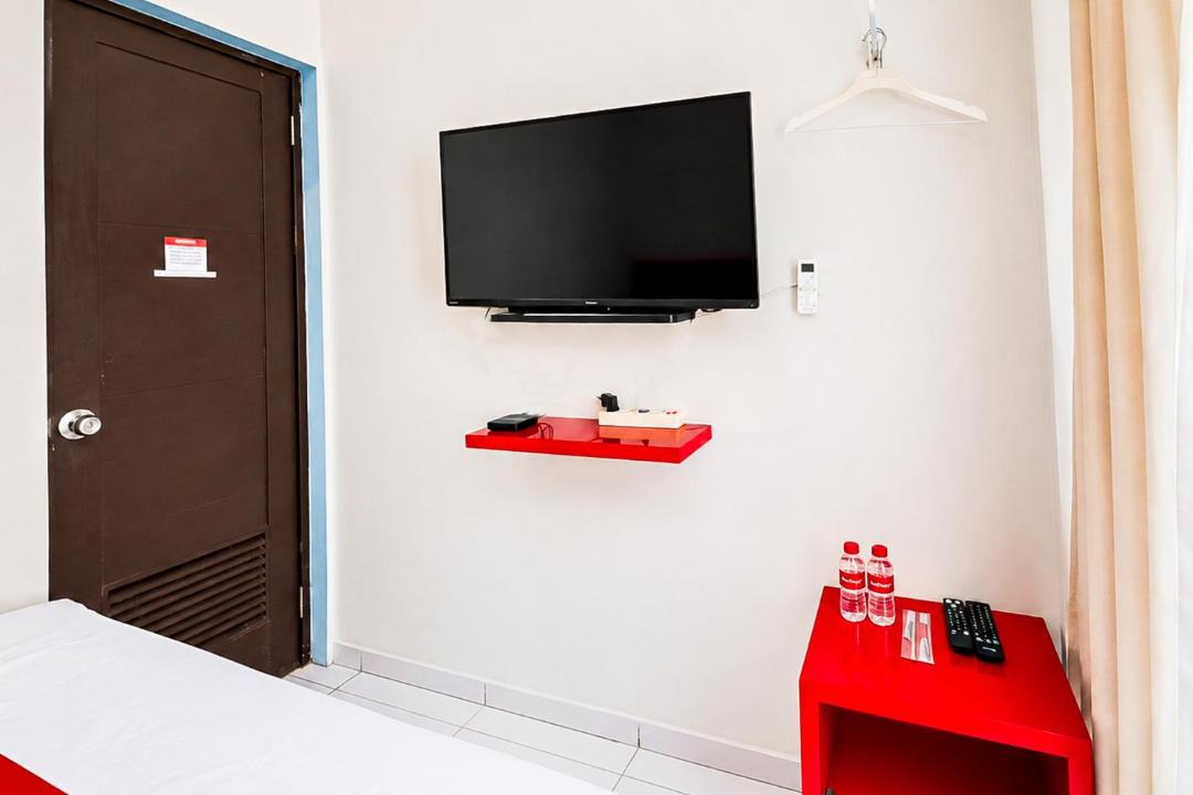 Karawang House | RedDoorz @ Galuh Mas