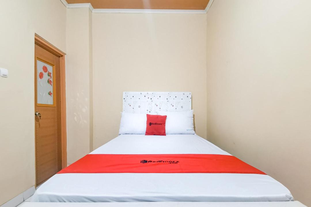 Karawaci Hotel | RedDoorz near RS Sari Asih Karawaci