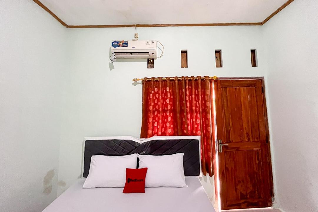 Nganjuk Hotel | RedDoorz Syariah near RS Bhayangkara Nganjuk
