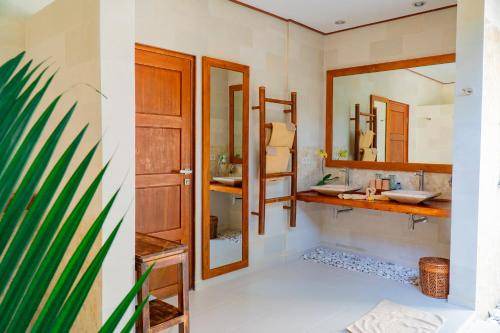Photo of Bathroom in Sunset Road