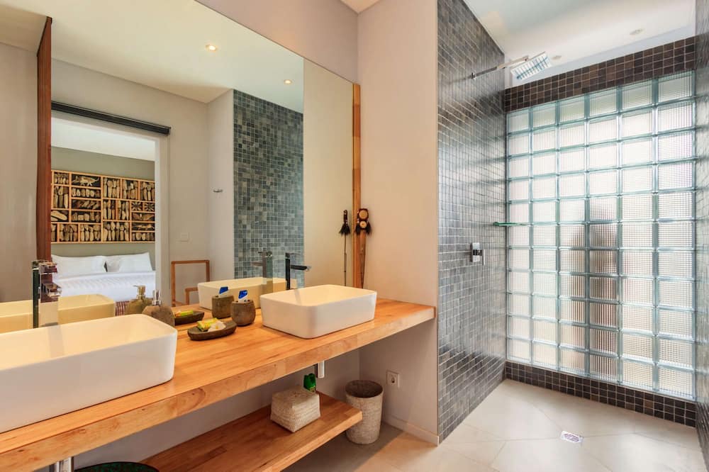 Photo of Bathroom in Sunset Road