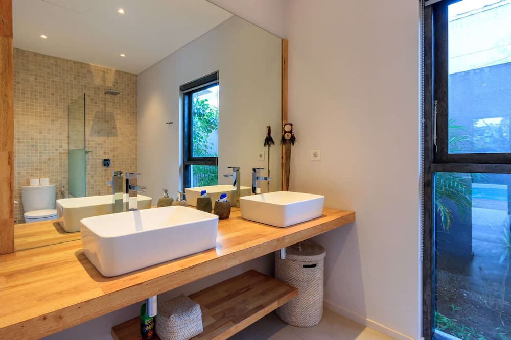 Photo of Bathroom in Sunset Road